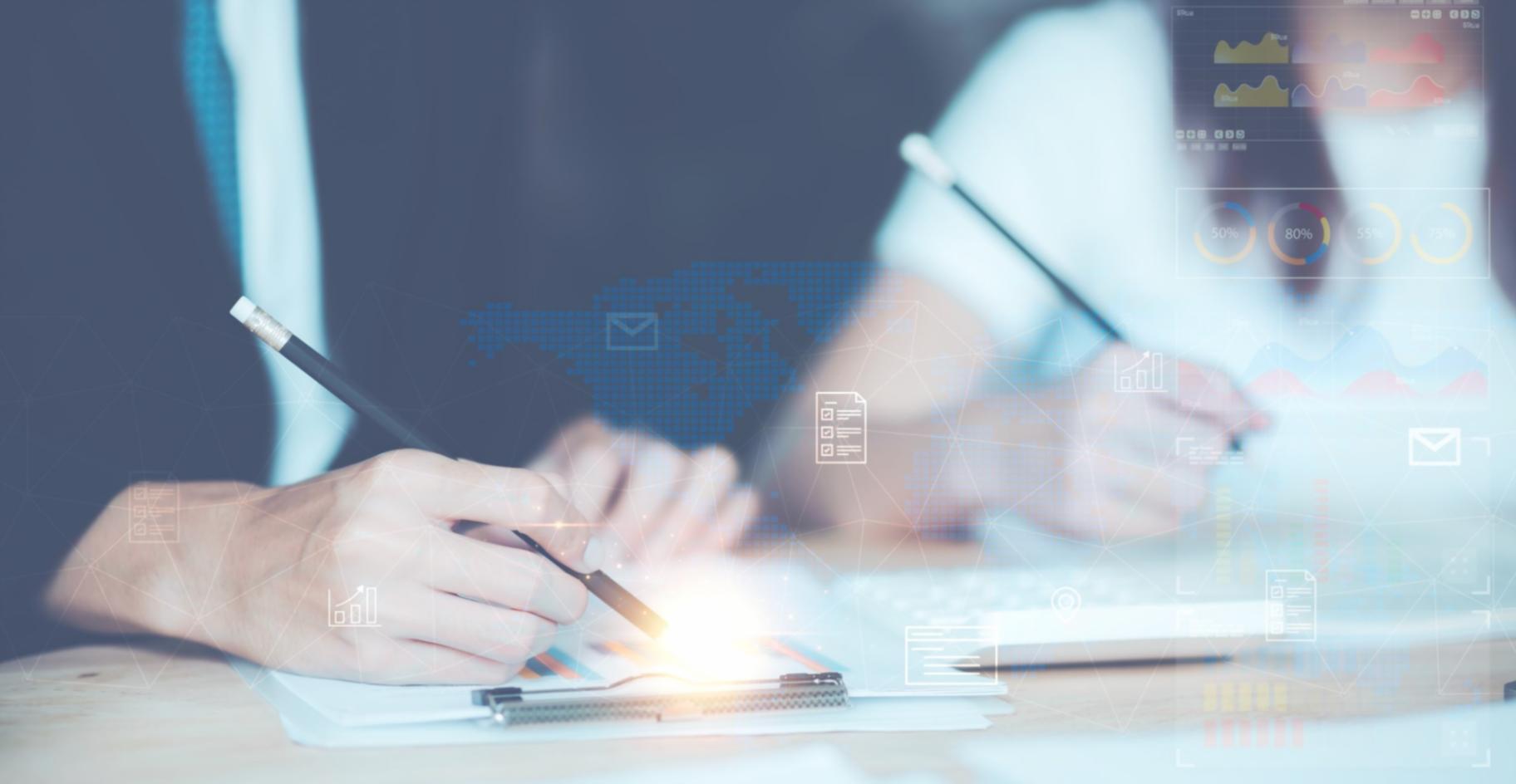 Atelier de recherche de mots-clés avec des participants analysant des données